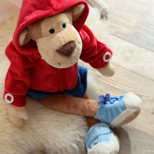 Scimmia Peluche impara a vestire