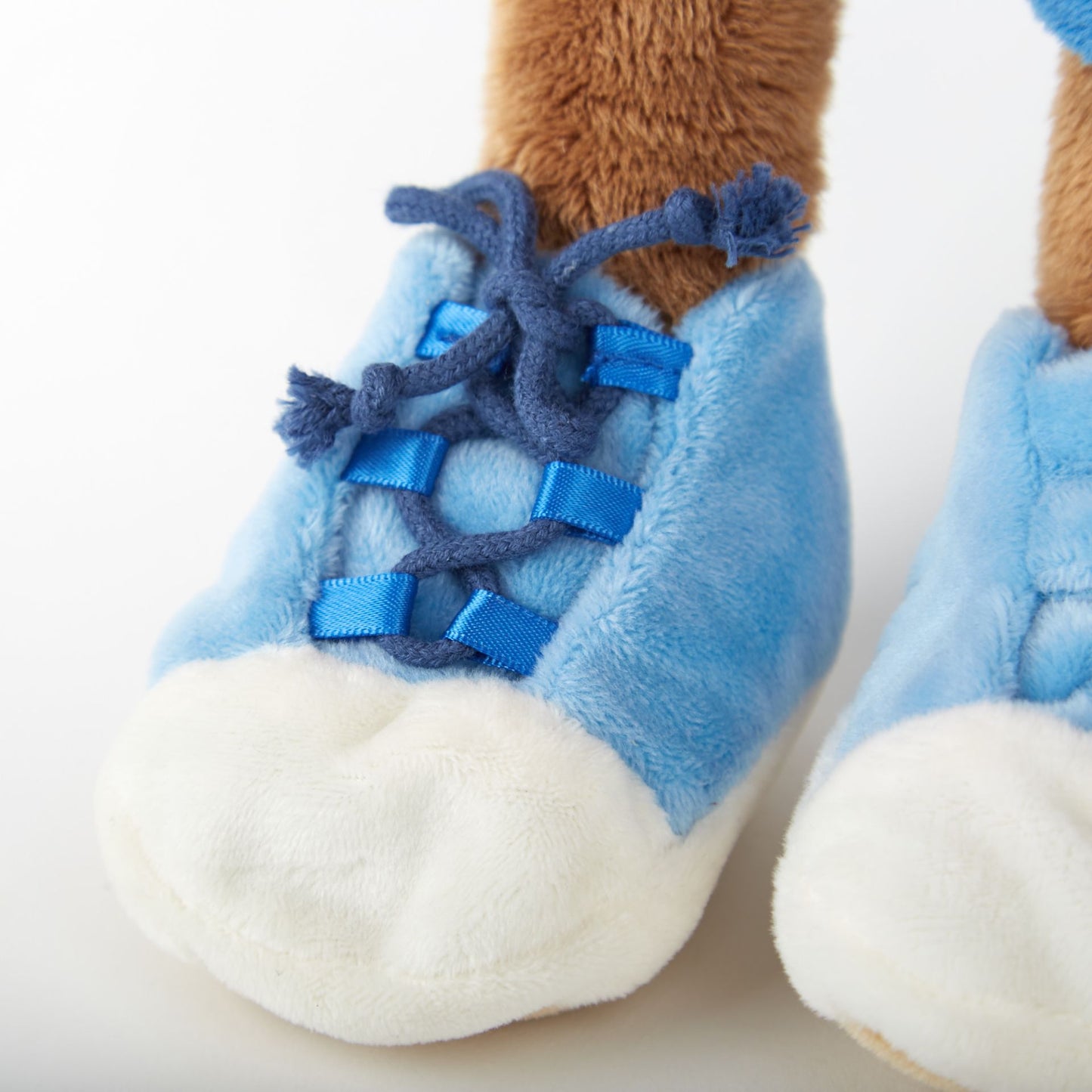 Scimmia Peluche impara a vestire